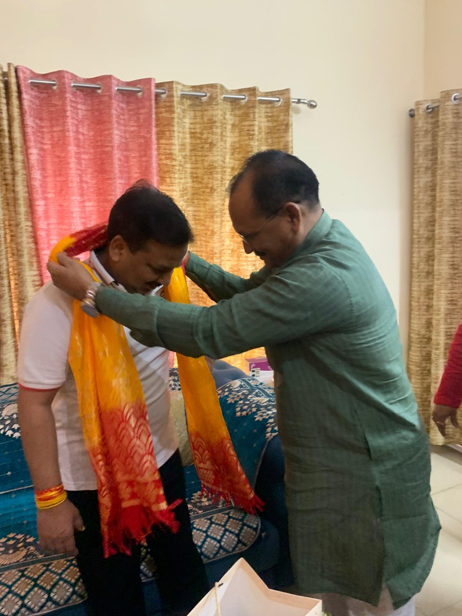 rishikantraibjp's tweet photo. लखनऊ में प्रदेश उपाध्यक्ष/ सदस्य विधानपरिषद आदरणीय श्री धर्मेंद्र सिंह जी से उनके शासकीय आवास पर भेंट कर बधाई व शुभकामनाएं दिया।।।
#rishikantrai #rishikantraibjp
#bjp4up #upcsff 
@DrDharmendraBJP https://t.co/AZVAJTX4dh