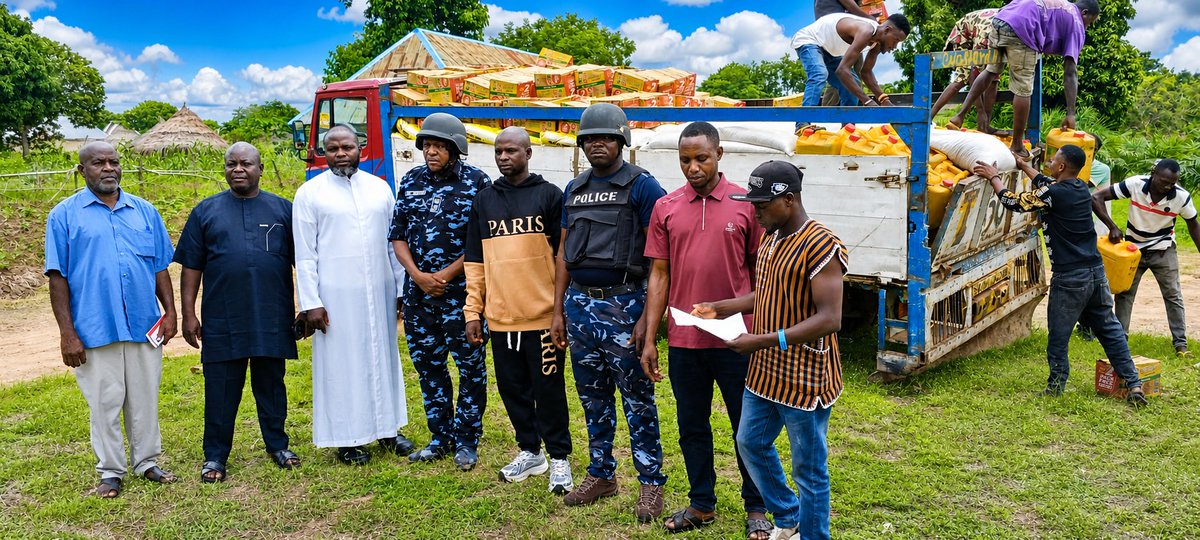 SemaBenue's tweet photo. Benue State Government, through Benue-SEMA, has delivered emergency relief materials to displaced families from Sai Community in Katsina-Ala following recent attacks.
The intervention reflects Governor Hyacinth Alia's commitment to supporting victims. https://t.co/hcVBotHNvX