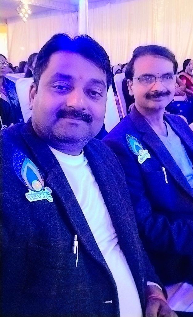 Lko_VivekSharma's tweet photo. प्रिय छोटे भाई रितेश, तुम्हें जन्मदिन की ढेर सारी मंगलकामनाएं!
ईश्वर से प्रार्थना है कि तुम्हारा आने वाला साल खुशियों, सफलता और अच्छी सेहत से भरा हो। सदा ऐसे ही मुस्कुराते रहो..😊
जन्मदिन की अनंत शुभमंगलकामनो सहित हार्दिक बधाई 💐 
🎉🎂🎈 #HBD @riteshs61566480 https://t.co/bb4GCMMJg8