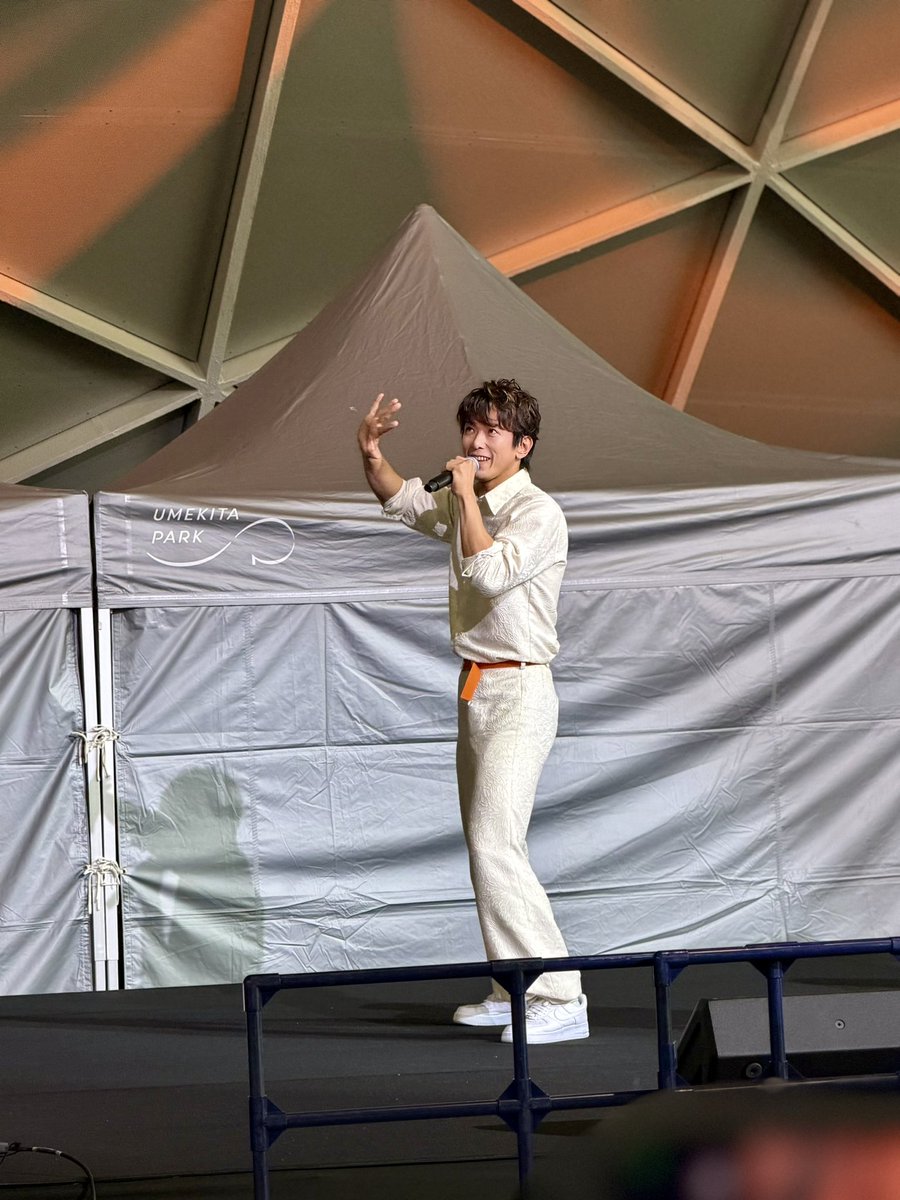 pruim0's tweet photo. リハ中に飛んでる鳥が気になってしょうがないじんくん。
#ハップルフェス https://t.co/zihv2tqtoe
