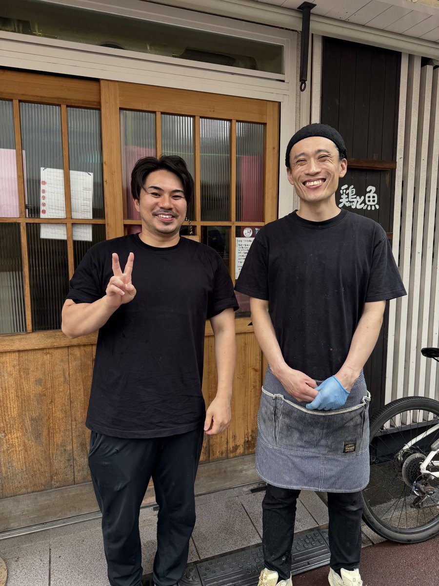 sasabo0804y's tweet photo. 高知の名店『鶏と魚』🍜
高橋さんご夫妻のもとで、4日間研修を受けさせていただきました。
初めて『鶏と魚』を訪れたのは約5年前。 普段、母と2人でラーメンを食べに行くことはないのですが、この日だけは一緒に訪れ、その一杯に2人で心から感動し、幸せな気持ちになったことを今でも鮮明に覚えています。
あの日から何か特別なご縁を感じていましたが、東京の『中華ソバ 伊吹』三村さんにご紹介いただき、高橋さんご夫妻と繋がることができました。本当に感謝しかありません。
研修では、高橋さんの圧倒的な仕込み量に驚かされる毎日でした。しかし、それ以上に印象的だったのは、一切手間を惜しまず、一つひとつに心を込めて仕事をされている姿です。
その姿を間近で見て、「あの一杯に感動した理由はこれだったんだ」と心から納得しました。
そして何より、お二人の優しさと温かさに包まれながら学ばせていただけたことが、本当に幸せでした。
この4日間で学ばせていただいたことを無駄にせず、恩返しができるよう頑張ります。
本当にありがとうございました！