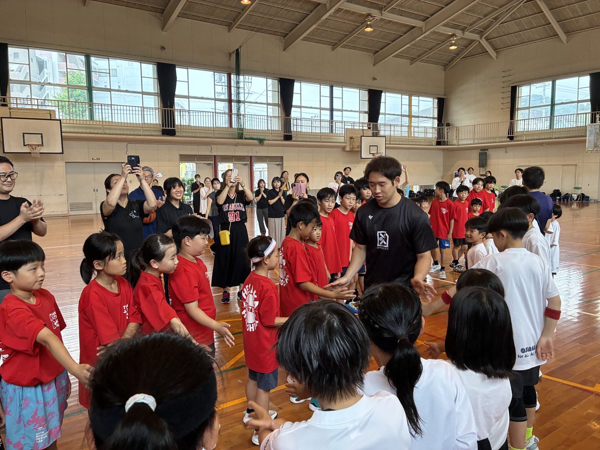 HIROSHIMADFLIES's tweet photo. 本日7/5（日）直進会ミニバスキッズクリニックに #上澤俊喜 選手が参加いたしました✨

速攻時のフィニッシュスキルや1on1ディフェ
ンススキルを熱血指導🔥
質問タイムやハイタッチでの交流も行い、子どもたちは最後まで全力でチャレンジしてくれました！
尾長フォークス の皆さま、戸坂ミニバス の皆さま、関係者の皆さま、誠にありがとうございました😊

#ドラゴンフライズ #Bリーグ