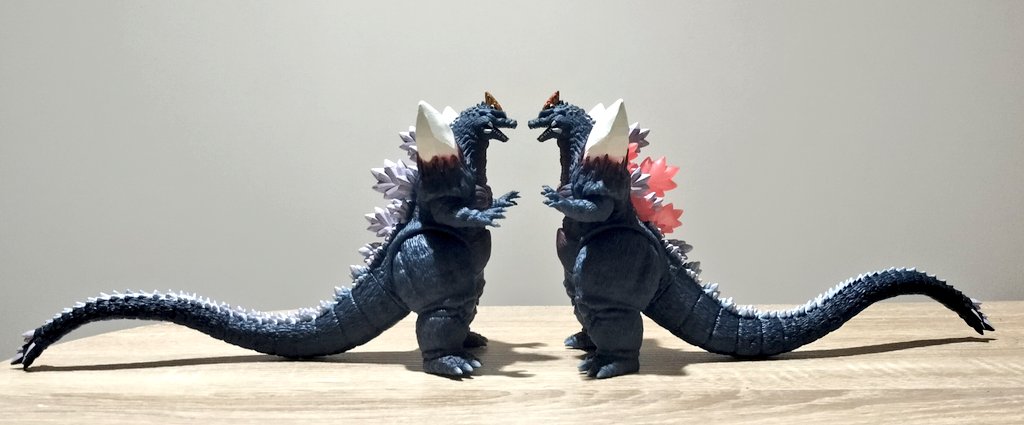 GoodGuy73405236's tweet photo. ゴジラ・ストア限定
ムービーモンスターシリーズ 
スペースゴジラ福岡決戦ver.
通常版と比較

変更点
・背びれがクリアレッド
・角が若干赤くなってる

熱線撃つ瞬間に時々赤く光るのを再現したソフビ。
個人的に口内をオレンジにすればもっと良かったと思う。

ダメージverも期待

#ムビモン
#ゴジラ https://t.co/TQBmFKUiNc