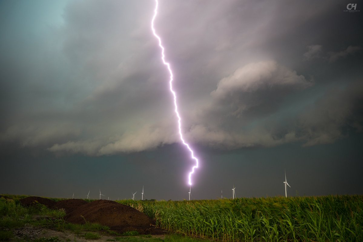 Clint_wx's tweet photo. Earlier this evening I took a gamble and stopped in the middle of a wind farm near Billings, OK hoping for a bolt on a wind turbine. It was terrifying as they struck all around me, but I got a couple shots like this one!⚡️ #OKwx https://t.co/0ljvpZJwrL