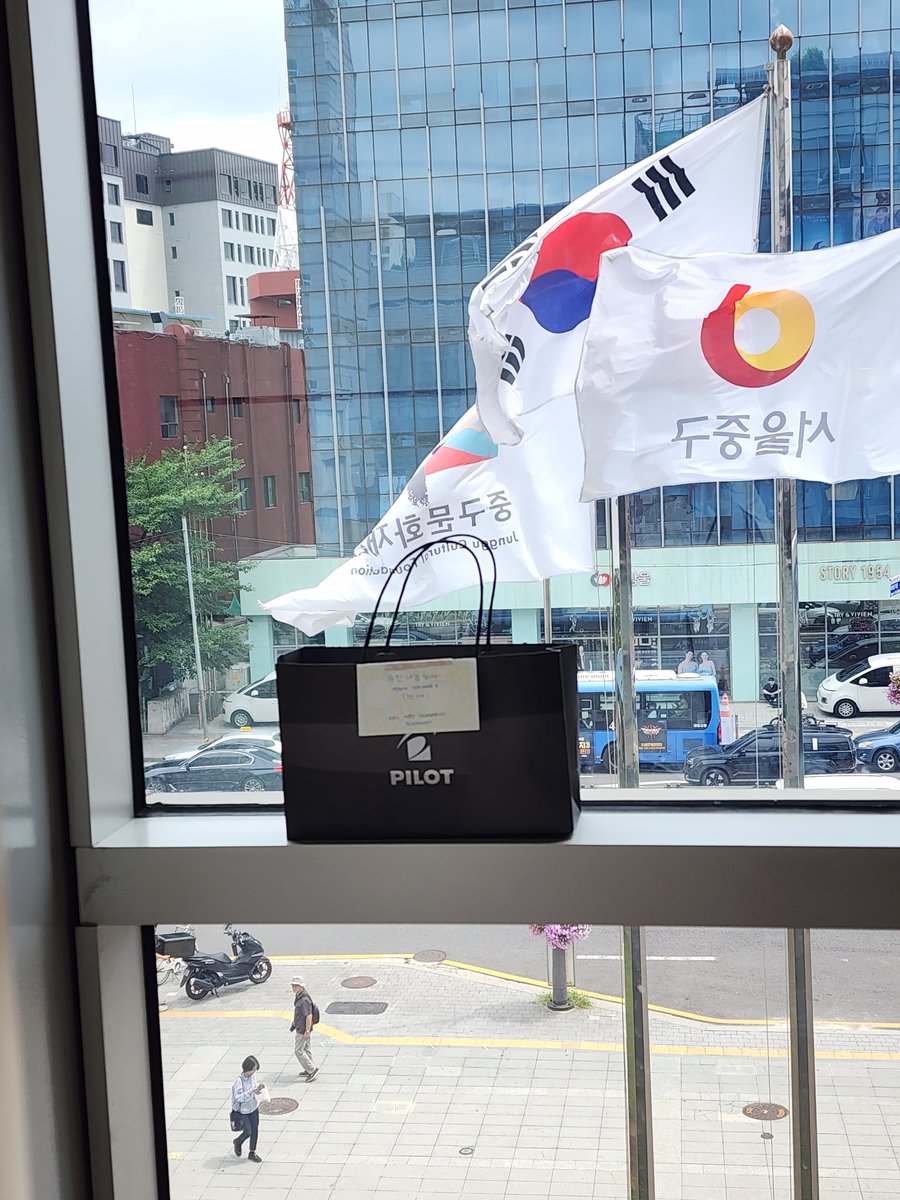 yeonlangu's tweet photo. 객석 1층 내려가는 에스컬레이터 앞에 두었습니다! https://t.co/qAHUpZyTUB