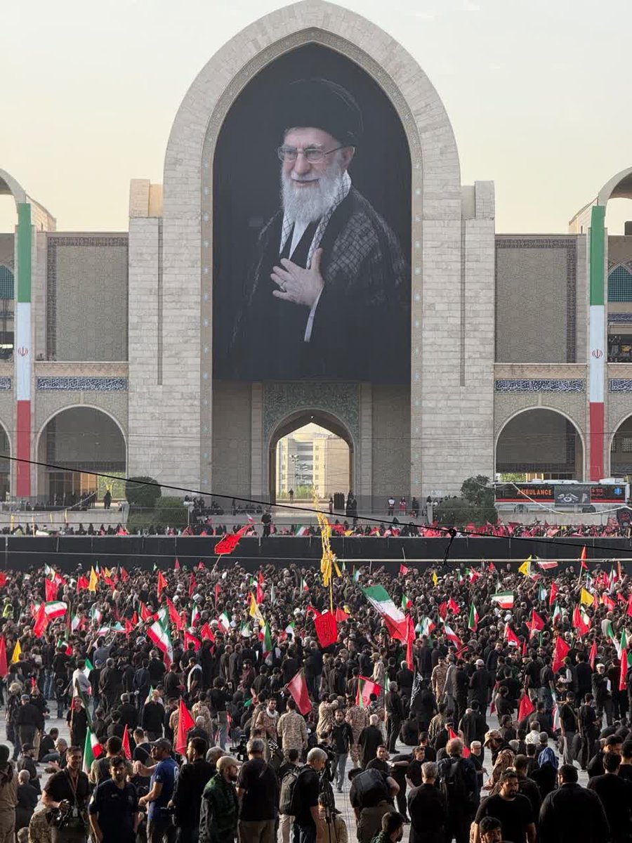 iran_girl7's tweet photo. فرقی نمی کند قبلاً او را دیده باشند یا نه 
فرقی نمی کند مسلمان باشند یا نه
فرقی نمی کند آقا باشند یا خانم 
جوان باشند، یا کودک و پیر 
همه آمده اند تا با قلبی شکسته، بدرقه‌گرِ مردی باشند که مرزهای دل‌ها را فتح کرده بود.
#باید_برخاست #کشور_دوست https://t.co/sSJDmWxXdH