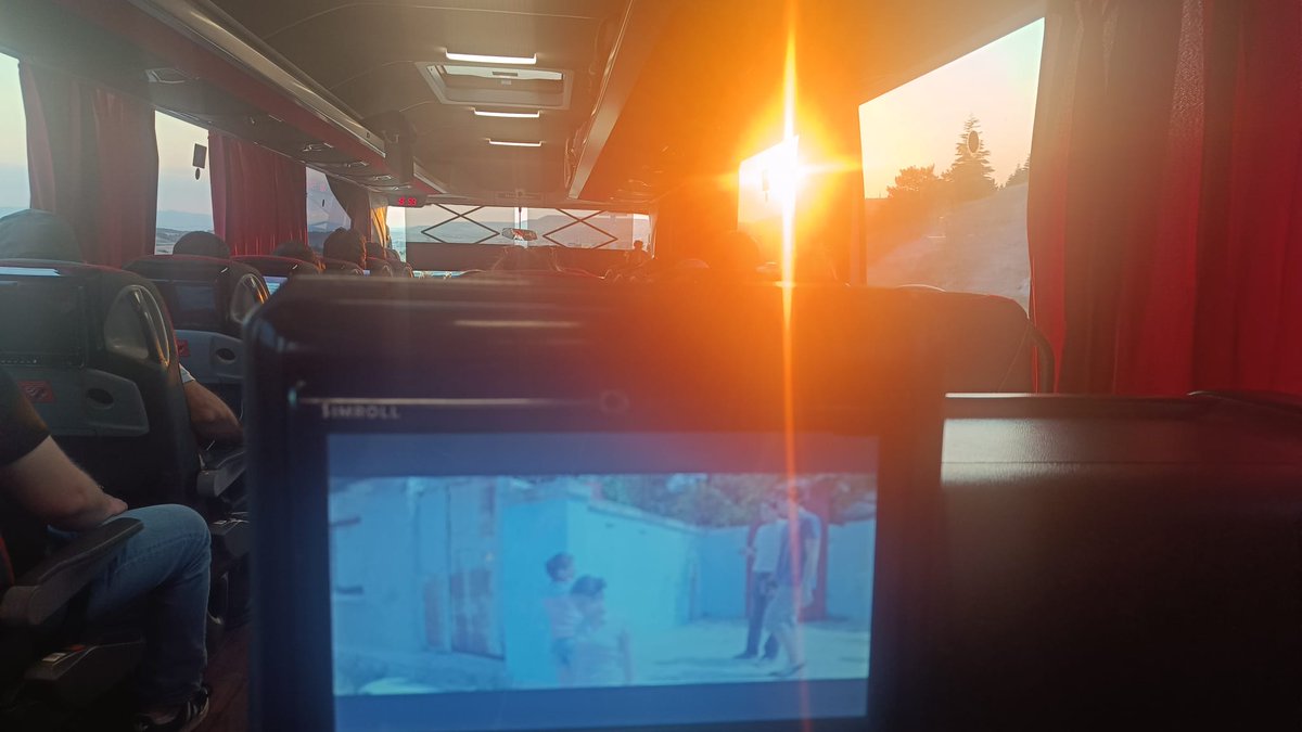 furkandevran's tweet photo. Bir gün farkında bile olmadan otobüs koltuğundan son kez film izleyeceğim.
( #karışıkkaset @uygarsir @sarpapak81) https://t.co/IlCGiB0zjf