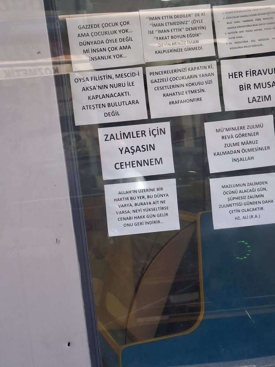 TrumanShow0's tweet photo. Böyle insanlar var işyerinin camını ibretlik uyarılarla dolduran.
Allah seni "yeter Allah'ım" diyene kadar rızıklandırsin maddi-manevi,
Yoluna diken olanlar gül olsun,varolasın.
#yağmur #pakistán https://t.co/Lq5gKeE7iN