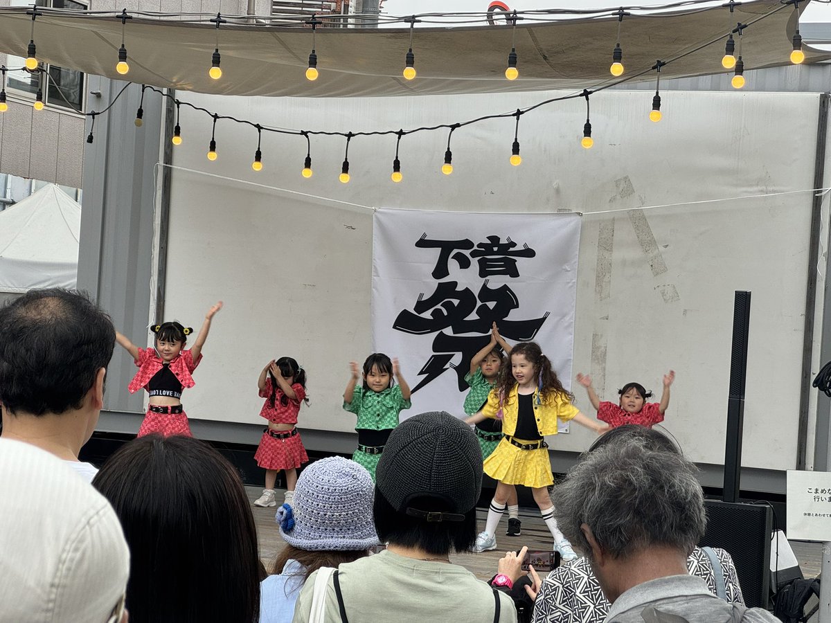 shimokitafes's tweet photo. 《フラフラ下北沢》

第35回下北沢音楽祭
　◆下北沢線路街ステージ  

ミサキッズ のみなさん

可愛くて素敵なステージでした！

まだまだ豪華なアーティストに出演いただきます🌟

 #下北沢音楽祭 https://t.co/PUtGspK9mc