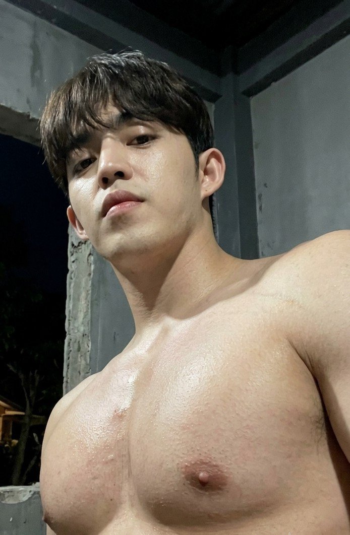 pinkychocochips's tweet photo. scoups and his bouncy juicy tits 🤤 https://t.co/MosIW8w22B