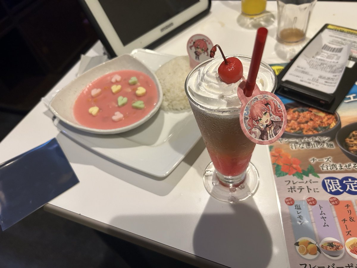 bbird4012's tweet photo. みこめっとコラボメニュー食べながら
MV増えたホロ曲片っ端から歌ってます！！ https://t.co/gxZQEUjHRy