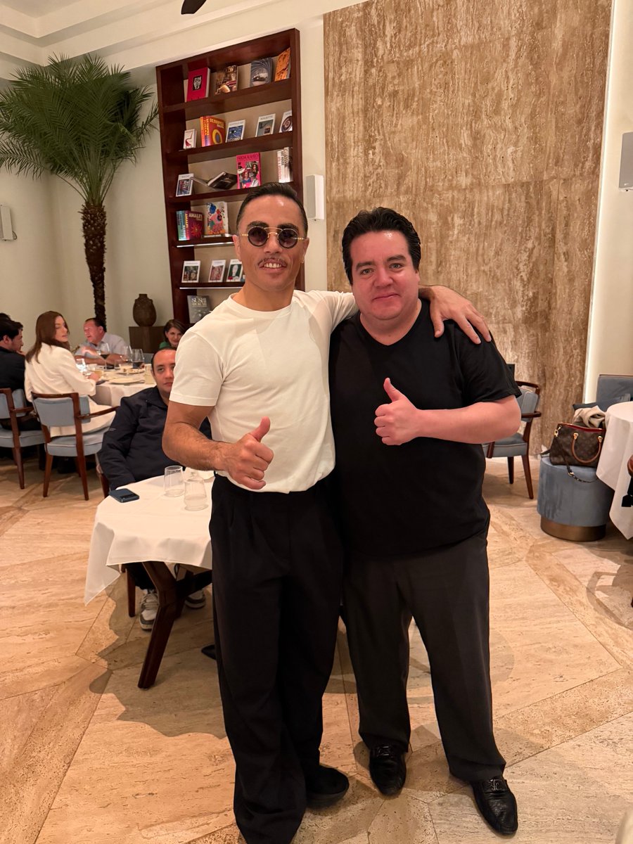 charliedelvalle's tweet photo. Atención personalizada en restaurante Nusr-Et Steakhouse del famoso chef turco Nusret Gökçe, mundialmente conocido como Salt Bae en Hotel St Regis Ciudad de México 🥩🌟 #NusrEt 🔪🧍🏽 #SaltBae 🥇🇲🇽
No pregunten cuánto fue de cuenta, porque aquí si hay con queso 🧀💸✌🏻🇲🇽 https://t.co/Qnh8ytV9yF
