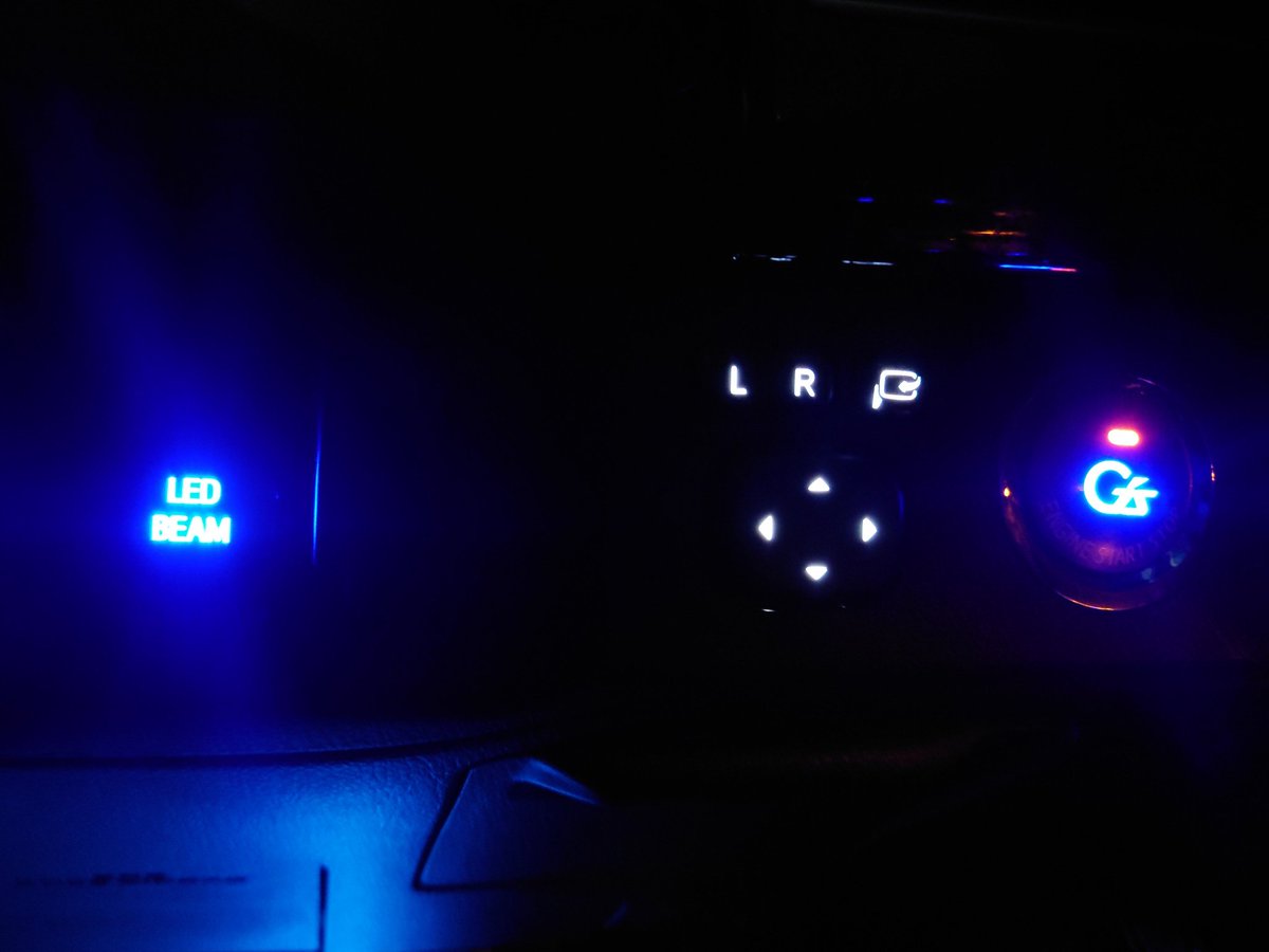 cannon8105's tweet photo. これにてMARK X、車内LEDの打ち替え終了!
主に休日(できそうなボリュームなら平日)でコツコツ始めて約2週間。
先人の知恵をお借りしながら、自分の思い描いた内装に仕上げることが出来ました。
ますますMARK Xに乗るのが楽しみになりますね。
#MARK_X
#GRX_130 https://t.co/nSBFGDYyIq