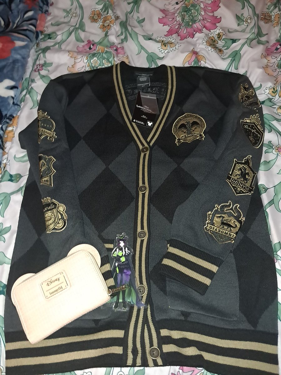 liliakake's tweet photo. Yays
I wanted to include all of my twst merch but idk where I put my ruggie card 🤕
Still, it's a nice little photo I'm sososos happy https://t.co/E2BAo6sgqW