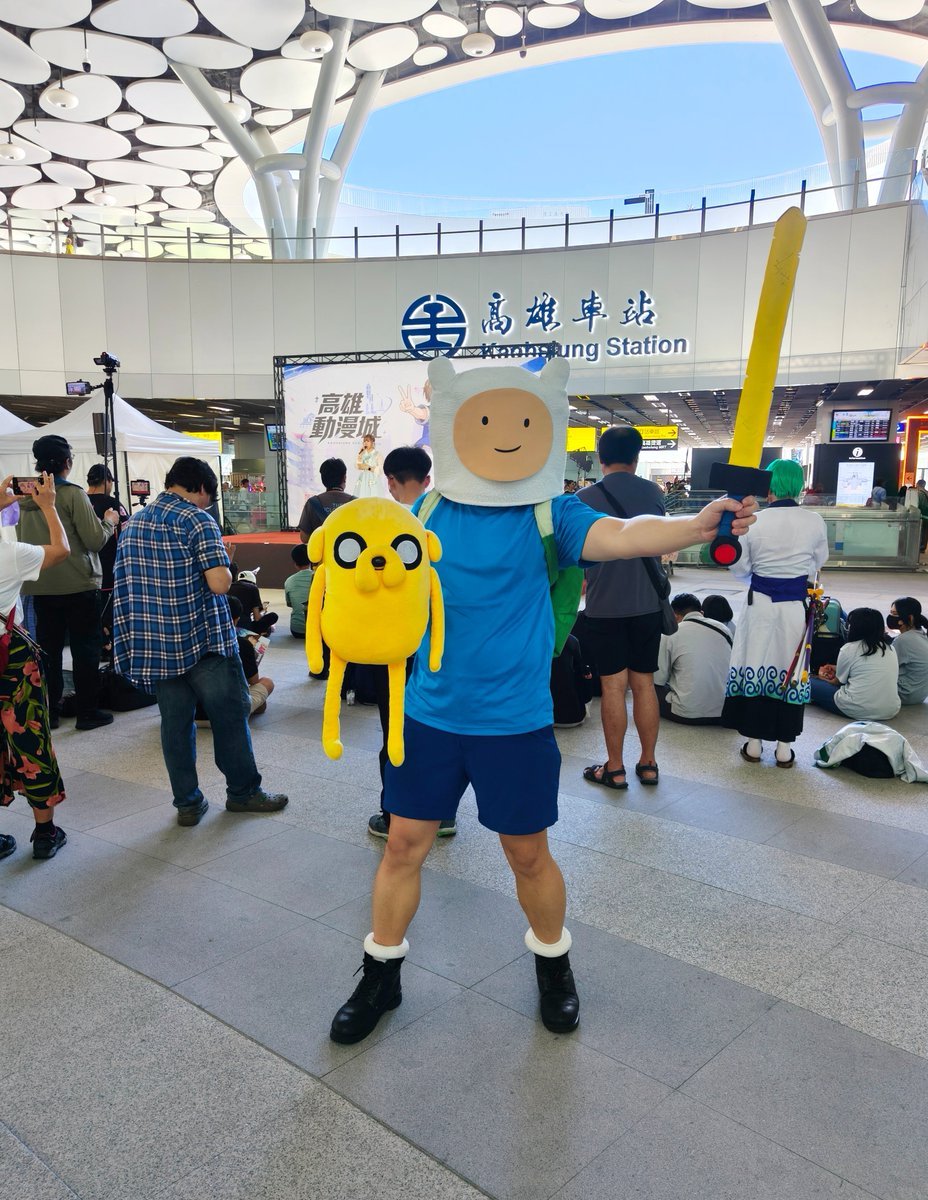 Keroro_3's tweet photo. 高雄動漫城2026年7月場第二天的活動是阿寶&老皮(Finn&Jake)來參加,在高雄車站B1層有活動舞臺及動漫市集。
#高雄動漫城 #KACG #WingStage #ウィングステージ #高雄車站 #高雄 #Kaohsiung #探險活寶 #探險時間 #AdventureTime #アドベンチャータイム #cosplay https://t.co/RV41eixLaR