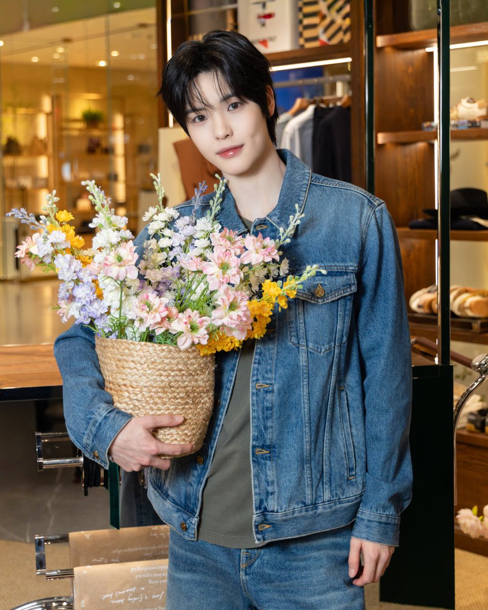Siam_Paragon's tweet photo. TATA จาก SMTR25 กับการนำเสนอลุคแบรนด์ดังสัญชาติอิตาเลียน Golden Goose โดดเด่นด้วยดีไซน์สุดยูนีคที่ผสานความวินเทจกับความร่วมสมัยได้อย่างลงตัว มาพร้อมเสน่ห์ของการตกแต่งไอเทมโปรดได้ในสไตล์เฉพาะตัว

โดย TATA ได้ร่วมถ่ายทอดสไตล์แฟชั่นแบบไร้กรอบจำกัด และสัมผัสประสบการณ์สุดพิเศษผ่านแฟชั่นลักชัวรีชั้นนำ ณ ศูนย์การค้าสยามพารากอน

TATA AT SIAM PARAGON
#SiamParagonLuxuryxTATA
#TATA #타타 #SMTR25 #GoldenGoose