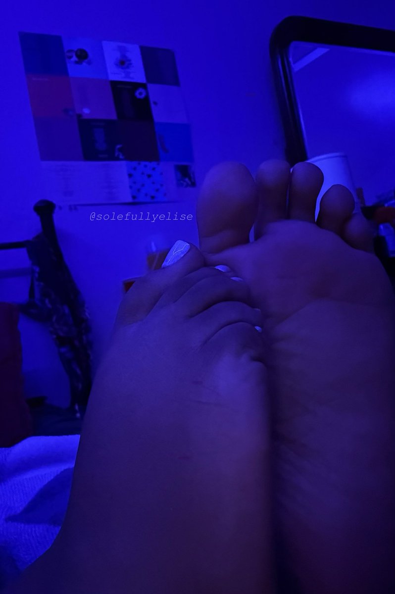 solefullyelise's tweet photo. Blue hour 🌙💙

#feetpics #soles https://t.co/qd3dsOJvy3