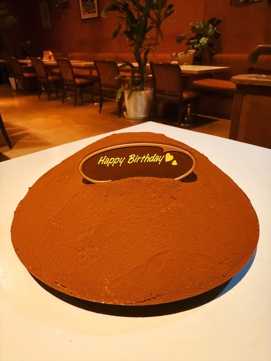 本日も沢山のご来店、 誠にありがとうございます✨ チョコビスケーキは