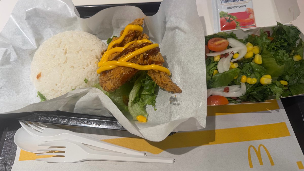 kitty_mogaoshi's tweet photo. マックといえばサラダとチキンとライスだよなー https://t.co/LnUrGrMaOZ