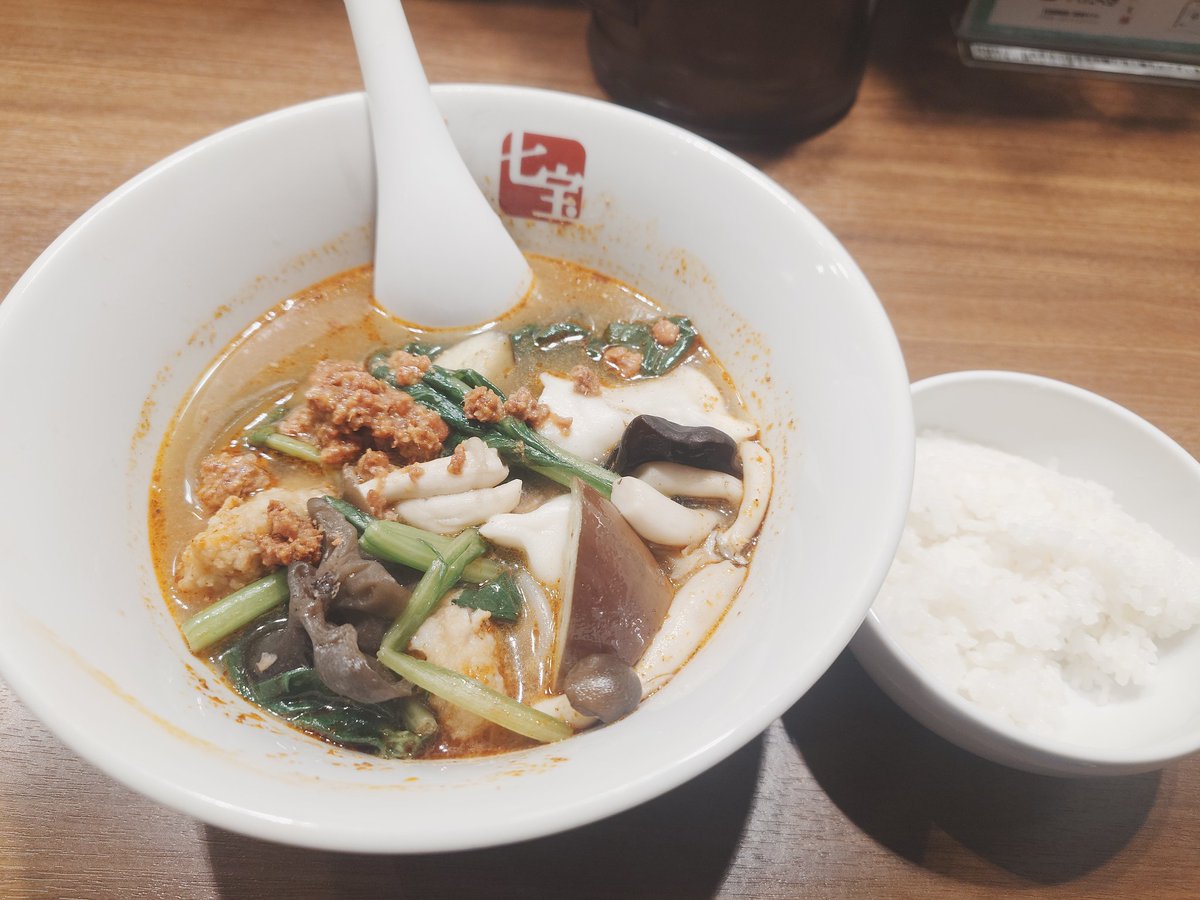 ROGORI3's tweet photo. 彼女がどうしても食べたい言うから梅田で麻辣湯食べてるんやが案外美味い
とりあえずよくわからんから一旦5の極辛にしてみたけど、そんな辛く感じなかったから次は辛さ10でええかな〜って思った所存です😀 https://t.co/uXQaB65vz3