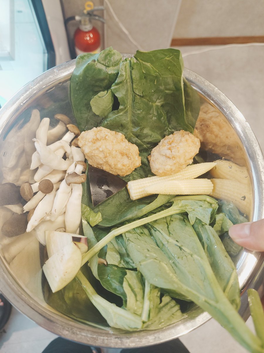 ROGORI3's tweet photo. 彼女がどうしても食べたい言うから梅田で麻辣湯食べてるんやが案外美味い
とりあえずよくわからんから一旦5の極辛にしてみたけど、そんな辛く感じなかったから次は辛さ10でええかな〜って思った所存です😀 https://t.co/uXQaB65vz3