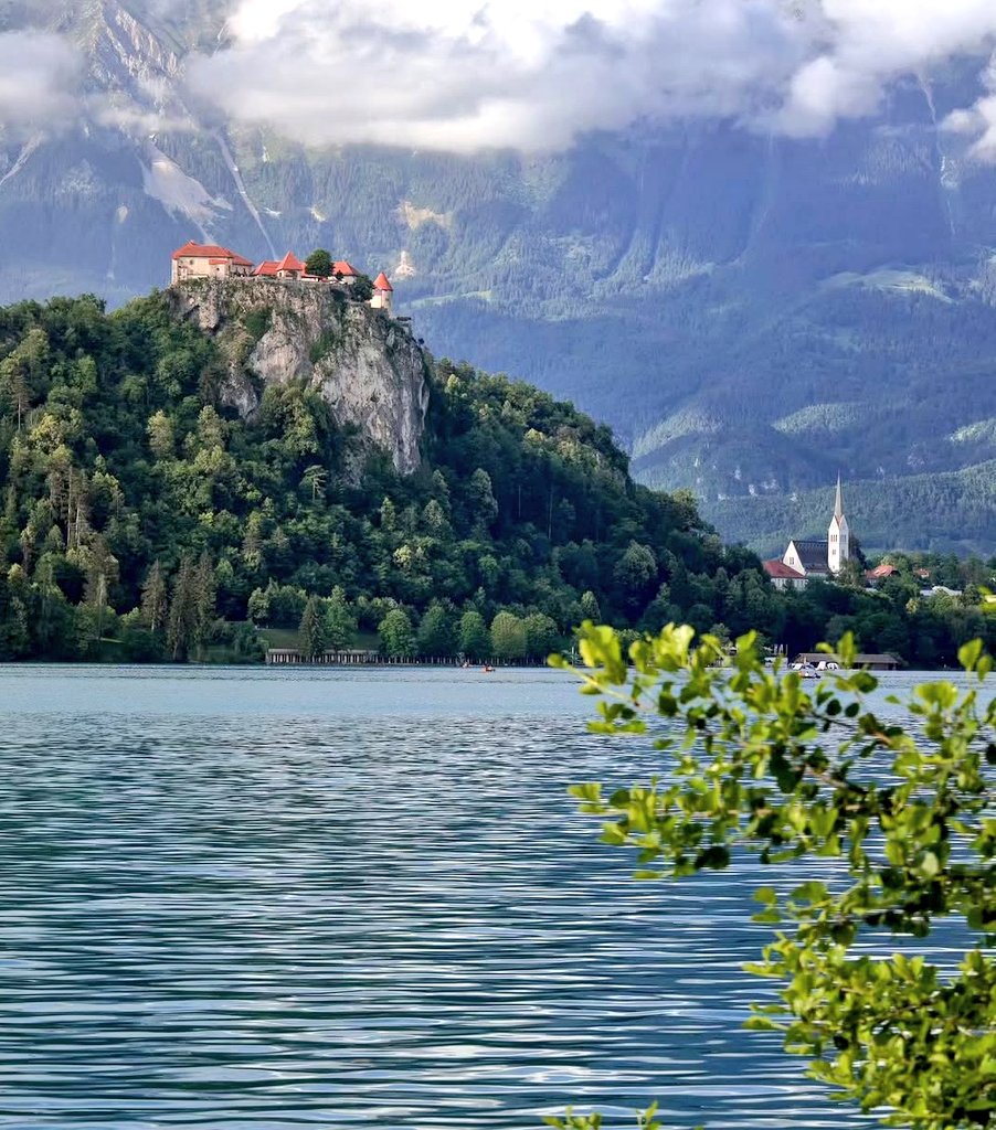 earthwhisperss's tweet photo. Hallstatt, Austria https://t.co/LuG5iQM9un