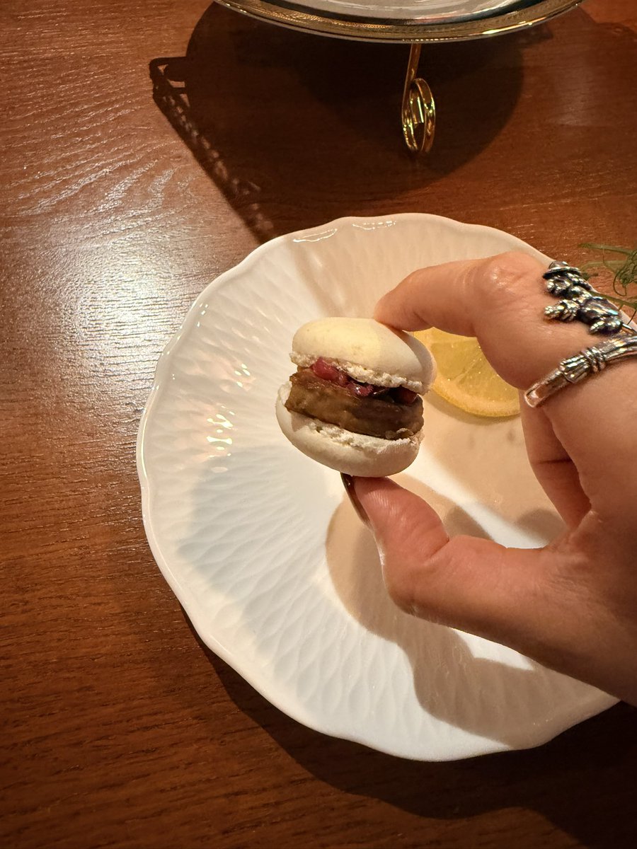 sarry_p2er's tweet photo. イブニングハイティー行ってきた🫖✨
多くは語らないけどお酒入りドリンクが豊富で飲める人が羨ましくなるよ。今のシーズナルはレイブンクローカラーらしく、梅雨のじとじとをふきとばす爽やかブルーが映えました。セーボリーマカロンは癖になる味だった😋満たされた！
#WBTourTokyo 
#ハリポタツアー https://t.co/mbW2ZBA8SC