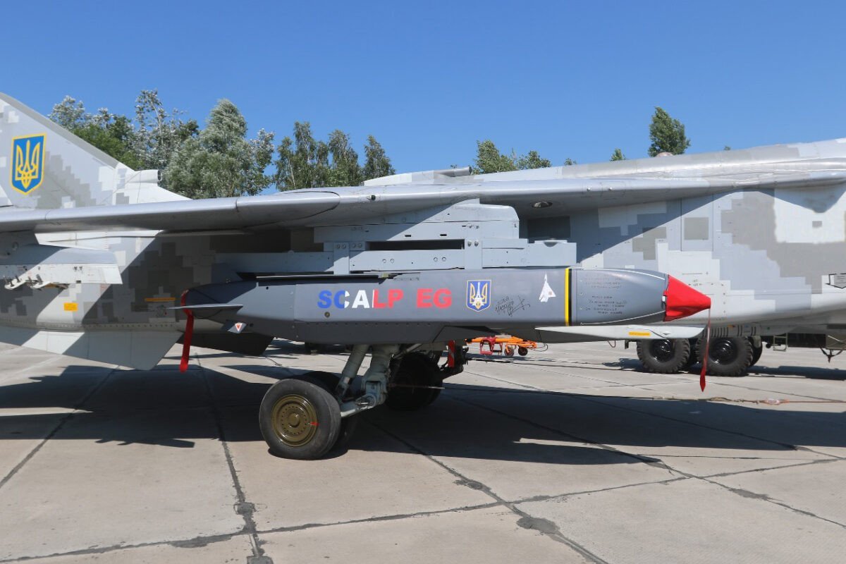 F2269Frederic's tweet photo. Pendre le dernier Ukrainien avec les boyaux du dernier Russe et vice versa, le programme depuis 1917...
  Des munitions françaises frappent le sol russe (avec probablement l'aide directe de militaires français et de nos industriels; des histoires d'interface et de guidage terminal...). Pour l'instant, aucune munition russe ne frappe le territoire français. Mais il est vrai que Bézier n'a rien d'un objectif militaire et stratégique intéressant, ce qui n'est pas le cas d'autres agglomérations françaises (ce qui nous ramène à nos industriels et leurs sites de production d'armements). On reproche beaucoup de choses à Vladimir Poutine mais ce n'est rien comparer à   l'opposition interne moscovite qui lui reproche d'être trop mou... On parle d'invasion mais à la vitesse de progression de l'Armée Russe en Ukraine, les chars russes ne devraient pas être en banlieue parisienne avant 2070.... Une frappe conventionnelle à titre d'avertissement de la part de Moscou est toujours possible. France et Russie étant deux états à capacité nucléaire militaire, cela n'ira pas plus loin sauf... M. Ménard exprime une position qui est surtout celle des néoconservateurs américains. M. Ménard n'ira jamais sur la ligne de front; par contre, vos enfants, je ne prends pas les paris... L'Ukraine post-soviétique reste un pays étrange, ultra-corrompu, base de recherche américaine en matière bactériologique et virale, dont l'oligarchie est surtout connu pour ses achats immobiliers dans les paradis fiscaux et les voitures de luxe. On peut même imaginer sans se fatiguer qu'une bonne partie des fonds fournis à l'Ukraine par l'UE revienne dans cette même UE... Le pays se vide de sa population, passée de 35 millions à 26 millions en moins de dix ans et là, ce n'est pas la Russie qui est coupable mais les états membres de l'Union Européenne: prédation démographique sans scrupule par des pays sombrant démographiquement; on ne peut pas faire impunément l'apologie de l'avortement et de l'euthanasie sans qu'il n'y ait des conséquences... Mais c'est vrai que la GPA nous sauvera, dont l'Ukraine est, avec son industrie des mères porteuses, une grande pourvoyeuse... Quant un type comme Ménard vous explique ce que vous devez faire, faites l'inverse...
      L'affaire russo-ukrainienne est le dernier soubresaut de l'effondrement de l'URSS; cela ne nous regarde que très moyennement. Que l'Allemagne, réunifiée partiellement et qui réarme en violation du Traite 4+2 de 1991, veuille prendre sa revanche sur la défaite de 1945, récupérer ses territoires annexés par la Pologne et l'URSS en 1945 en utilisant son satellite ukrainien, est historiquement compréhensible mais c'est son affaire, pas la notre. D'autant que lorsque les tensions monteront dans l'Union Européenne sous direction germanique (c'est en cours; Dassault est en train de se faire éjecter d'Airbus...), il nous faudra des alliés pour tenir tête à Berlin. Et à part Moscou... 
Photo: missile SCALP sous pylône de Sukhoi SU-24 ukrainien.