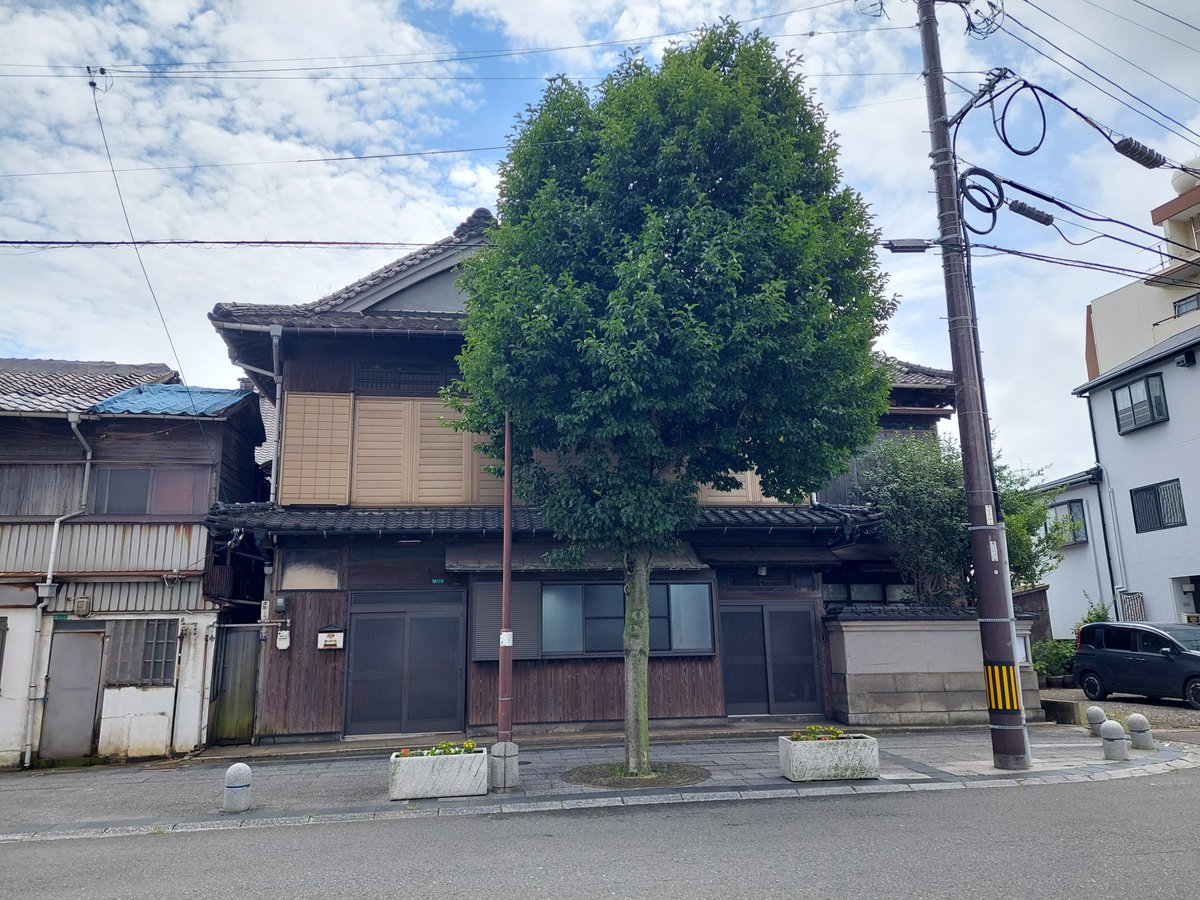 nhaxt's tweet photo. 黒崎へ行く前に、ロケ地めぐり。
映画 #神様のくれた赤ん坊 に登場する若松の街と、若戸大橋。
1987年までは、ラストシーンに登場する橋には歩道があったが、残念ながら今は道路拡張のため歩道は廃止されて歩けない。
代わりに、組事務所のロケに使われた建物を見て、市営の渡船で戸畑へ出る。 https://t.co/uYSbxh6aKp