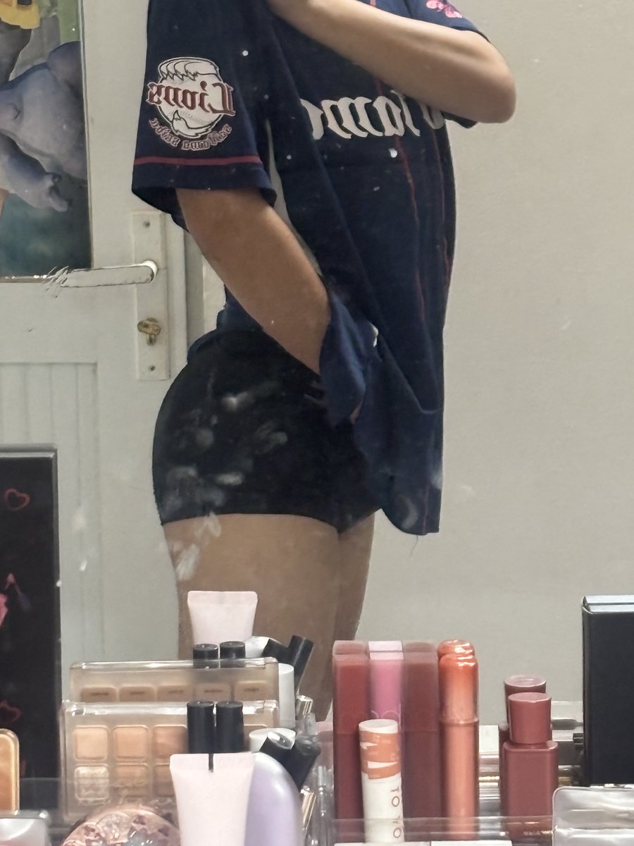 YookiiB's tweet photo. "This mirror is kinda dirty... I think it needs some 'tongue cleaning'." https://t.co/Gcc9TNa13E