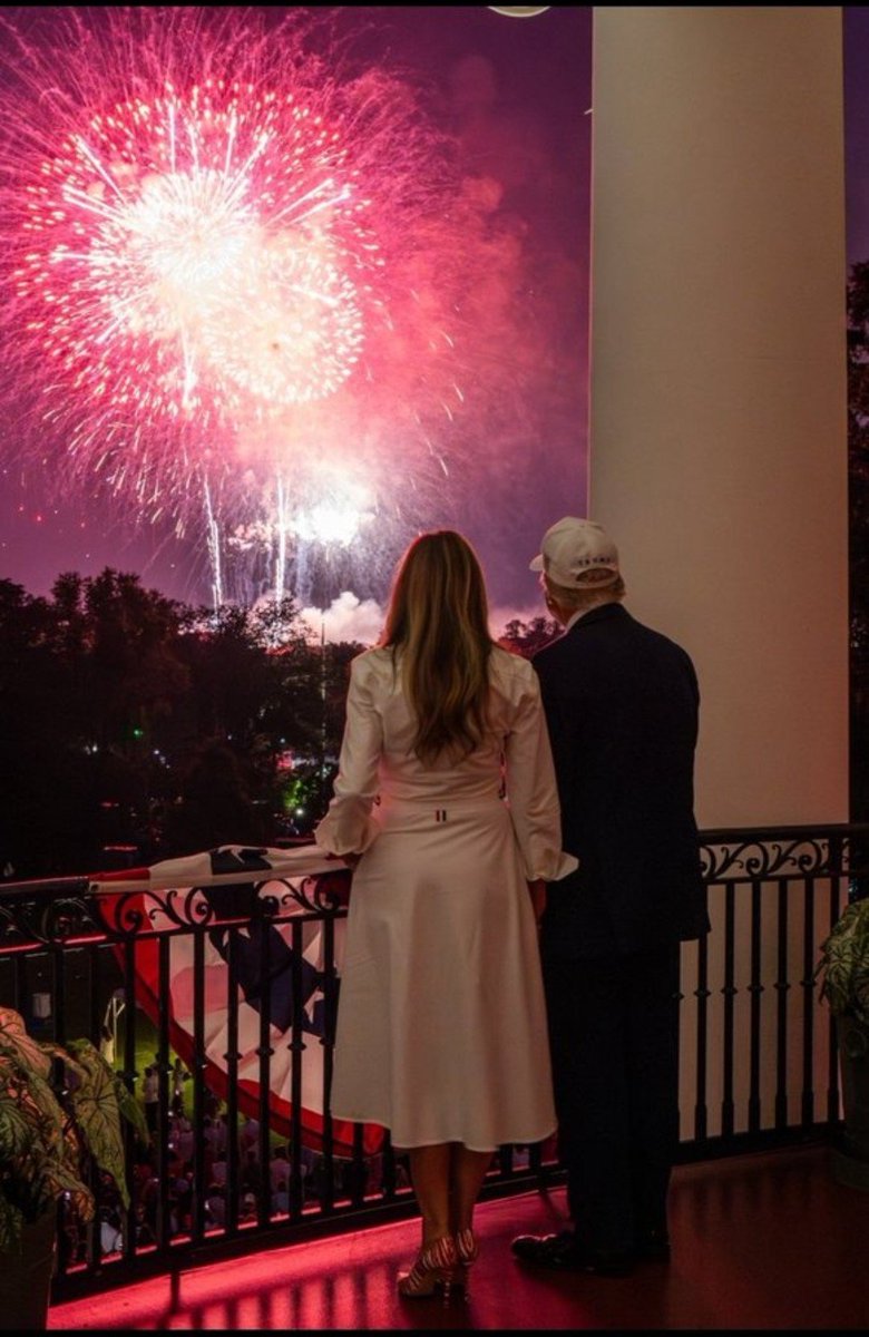 SUBRATA30016572's tweet photo. Drop a❤🇺🇸 if you love this beautiful moment!!🎇😍 https://t.co/9b2P83uJJS