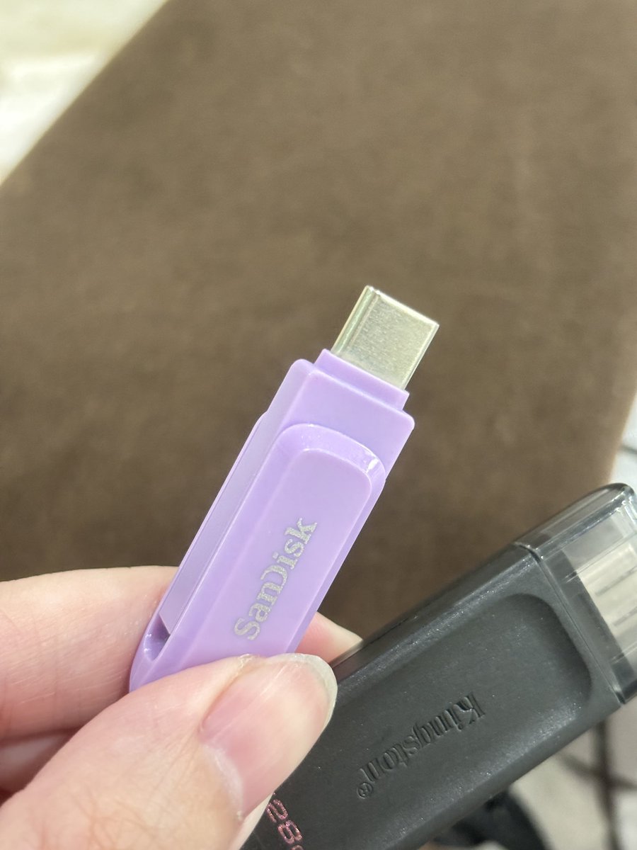 Justwanna_'s tweet photo. นี่ไอโฟน 512+ icloud 200gb ก็เอาไม่อยู่ ตอนนี้เลยโยกย้ายน้องเข้าแฟลชไดร์ฟที่เป็นหัว type c อ่ะ ต่อเข้าไอโฟนได้ตรงๆ ย้ายรูป/vdo ง่ายดี https://t.co/Qbm5XKHV0a