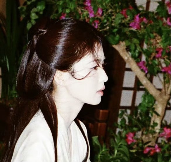 bailuyuxiao's tweet photo. goodbye my dearest yeli🍐🥹

I always look forward to reading her long farewell messages to her characters, it always feels so genuine and she is so good at writing too

#BaiLu #TheFirstJasmine https://t.co/FiK0CYiEiL