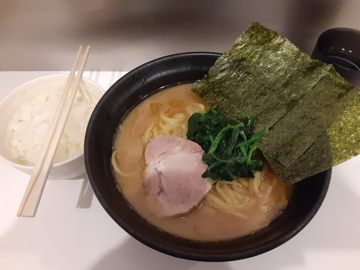 0258Bz's tweet photo. かわむら家 @関内
謎に家系ラーメン食べたくなって入ってみました！！やっぱ濃いめのスープにはご飯が合う！！ https://t.co/QtRjVgcnrH