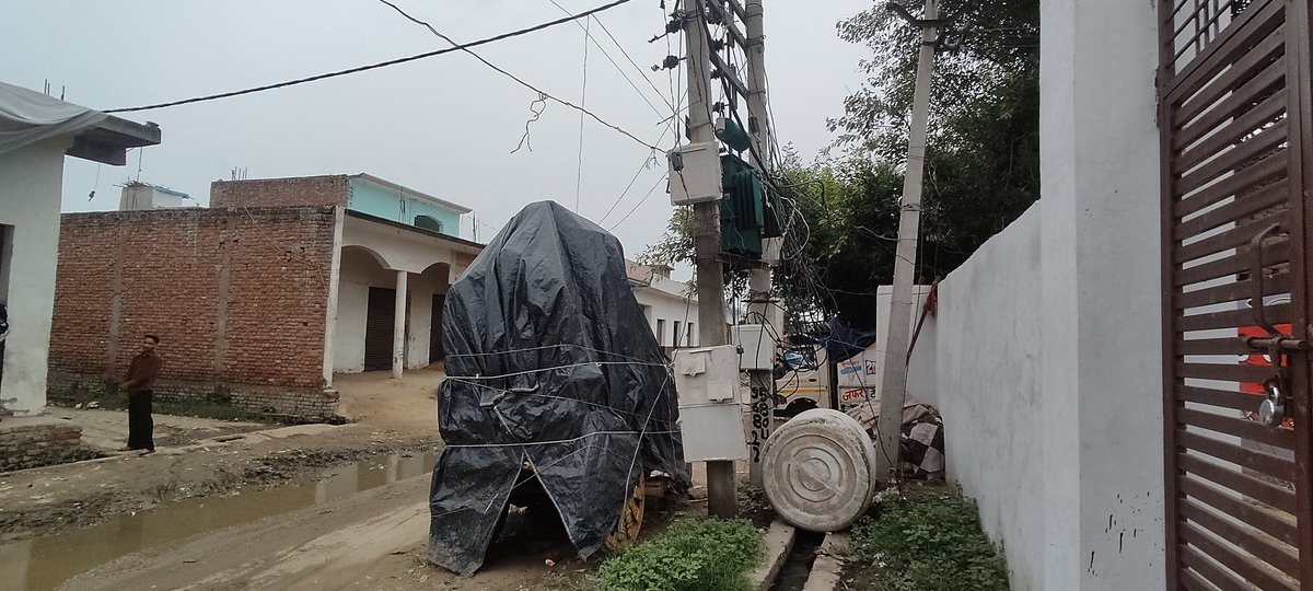 Sambhalpublic's tweet photo. संभल के असमोली के टांडा कोठी विद्युत  गांव हरथला में कुछ ग्रामीणों ने निजी वाहन बिजली के पोल से सटाकर खड़े कर रखे हैं। यह गंभीर लापरवाही किसी भी समय हादसे का कारण बन सकती है  

वाहनों को हटवाएं और लोगों को जा���रूक करें
@112UttarPradesh
@UPPCLLKO @PVVNLHQ @pvvnlsambhal https://t.co/ed36e1TOZq