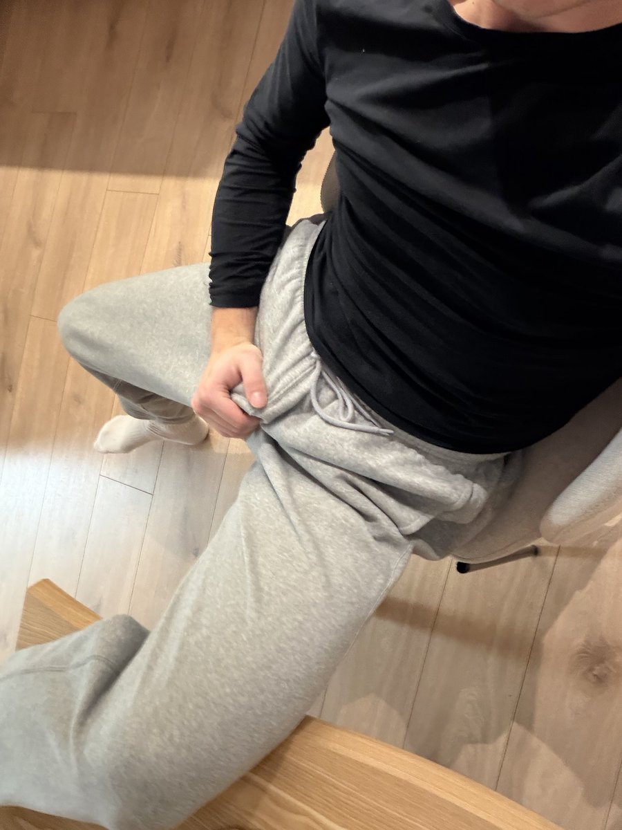 justfifi06's tweet photo. No i co kurwa, już ślinka cieknie na widok pana??? 😂 Klękaj psie i oddawaj grzecznie hajs w dm!! 💪🏽

#findom #master #greysweats #polish https://t.co/e72KVATtzL