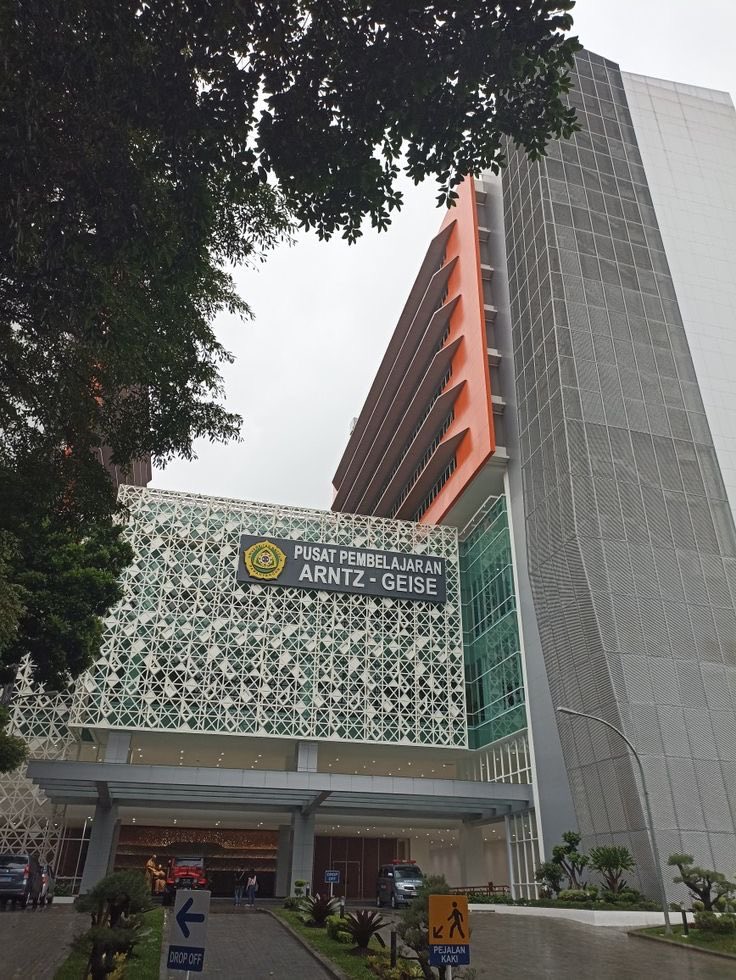 Ibupkkcerewet's tweet photo. Di Blokir keponakan, yg di kuliahkan, di Univ swasta mahal di Bdg, dikasi uang bulanan, pas lulus, baru kerja bentar, itupun gaji UMR, tiba2 mau ngelamar anak orang, dikasi tau kerja dulu, kumpulin uang dulu, ortu mu ga kaya, jgn dulu nanggung anak orang, pancegin dulu hidup mu, spy nanti anak2 mu ga miskin lagi, udah aku bantu spy panceg hidup nya, dan memutus rantai kemiskinan. Dan pasangan nya ya sama pas2 an, sekolah SMA, terakhir kabar nya ga kerja, rejeki memang sdh diatur, tapi ahh 🙄🙄🙄￼

Menanamkan faham ttg realistis menghadapi kehidupan itu, memang ga mudah, padahal masa depan kehidupan kita itu sdh bisa tergambarkan dari langkah2 apa yg kita putuskan di awal2 kehidupan, memang rejeki sdh diatur, tapi ada hal2 krusial yg kadang2 jadi menghalangi melancarkan rejeki itu sendiri, dan ini kdg tdk disadari banyak orang.￼

Sy kasi motor pas tahun ke 2 apa ke 3 kuliah, untuk memudahkan mobilitas, maksud nya spy pas lulus dan kerja, uang yg dihasilkan di tabung dulu aja, merih dulu, eh baru kerja, gaji blom seberapa, nyicil (kayaknya) i pho*e terbaru, jd hp nya ada 2, ga lama nyicil motor nm*x kta nya, ya ga apa2 sih, cuma kalau buat sy, thats stupid buat managemen keuangan, calon2 masa depan repot, krn blom apa2 udah segala nyicil, akan sulit nabung, dan mengutamakan tersier, ya udah kebaca hidupnya akan gimana.

Jangan disalah fahami sy banyak provide, apalagi untuk kelancaran pendidikan, bukan memanjakan, krn begitu lah sy ke anak sy, dan keponakan2 kan anak sy juga.

Dari awal kuliah sy kasih tau, IPK wajib di atas 3, spy mudah saat melamar pekerjaan, oke itu telaksana, IPK nya 3.8, sy bersyukur, tinggal langkah berikut nya, pekerjaan yg bgs, suami sy punya posisi bagus, jd sy sdh ada plan spy hidup nya enak, sy suruh cari pengalaman kerja 2 tahun ini, sambil sy gerilya cari2 di anak perusahaan, sy rayu2 suami spy carikan, tapi suami sy itu user yg suka wawancara orang yg lolos ke kantor nya, dia selalu menolak, tp ga bilang alasan nya, pokok nya dia berat.

Dan pas suami tau sy di blokir, dia baru jelasin alasan nya " aku udah baca, anak nya agak angkuh, kamu bayangkan kalau aku jd bukain pintu dia kerja dan sukses, ke depan kalau dia lbh sukses di kantor ku, bisa2 kita di injak sampe penyet"...dan saya sedih, sy selalu memperlakukan semua keponakan seperti anak sy, tidak sy bedakan, apalagi di pendidikan, sy mau anak sy dan sepupu2 nya setara dlm pendidikan.