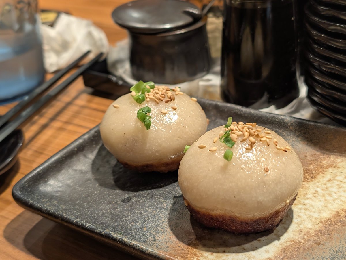 fukaban's tweet photo. 50過ぎても猫舌で辛いモノが苦手なワシでさえ唸るほどに町田の名店の麻辣刀削麺と焼き小籠包が美味でした。 https://t.co/2CKe6M0YHV