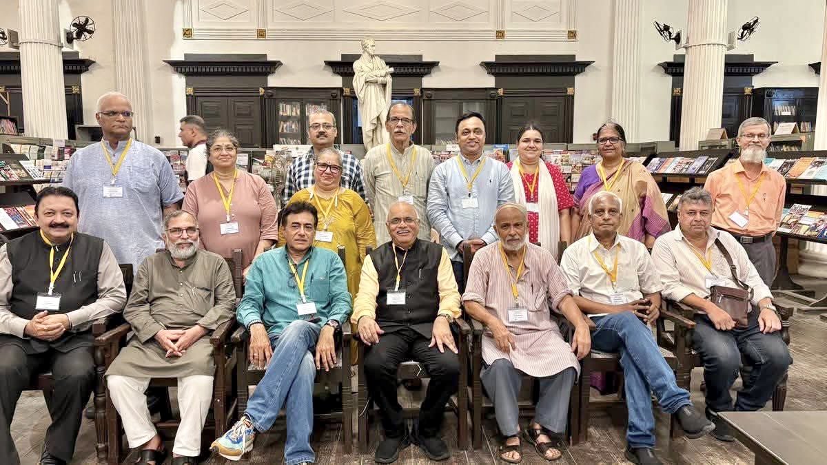 Dev_Fadnavis's tweet photo. Heartiest congratulations to Ex MP Dr. Vinay Sahasrabuddhe ji on being elected as the President of the Asiatic Society of Mumbai !
Many congratulations to all office bearers who got elected along with him and created this history!
Wishing everyone a successful tenure.
I am confident that this esteemed institution, which has been serving the field of research for nearly 200 years, will reach even greater heights under the leadership of this new team. 
एशियाटिक सोसायटी ऑफ मुंबईच्या निवडणुकीत अध्यक्षपदी विजयी झाल्याबद्दल माजी खासदार डॉ. विनयजी सहस्त्रबुद्धे यांचे मनःपूर्वक अभिनंदन !
त्यांच्यासोबत निवडून आलेल्या इतरही पदाधिकाऱ्यांचे हार्दिक अभिनंदन आणि सर्वांना भावी वाटचालीसाठी अनेकानेक शुभेच्छा! 
सुमारे 200 वर्ष संशोधनाच्या क्षेत्रात कार्यरत या संस्थेला ही नवीन चमू आणखी नव्या उंचीवर नेईल, हा विश्वास आहे.
@Vinay1011 @AsiaticSocMum