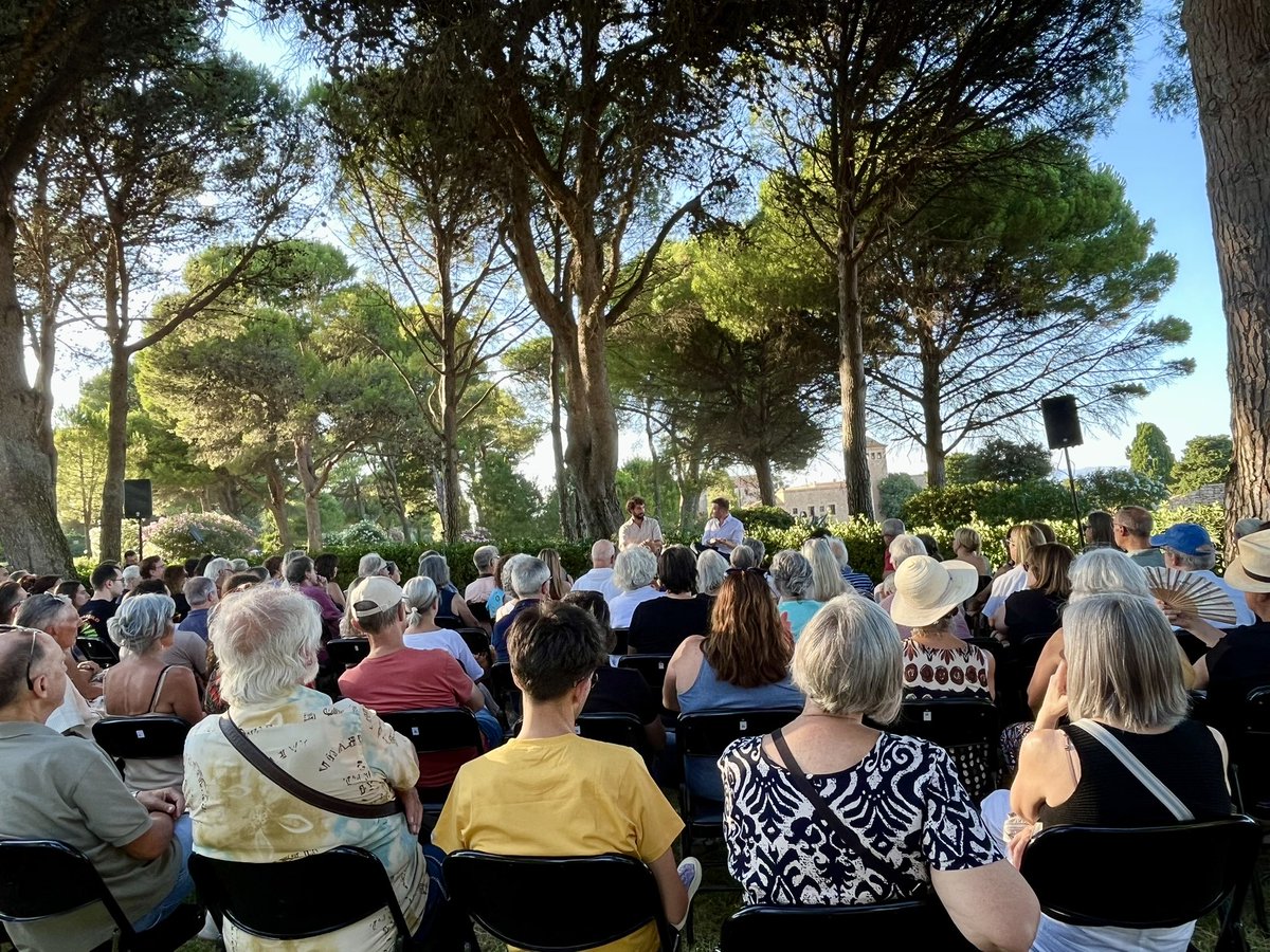llibreriavitela's tweet photo. Memorable!

Avui hi tornaríem, a escoltar les paraules alades que, ahir a Empúries, van sortir del clos de les dents de Pau Sabaté i Roger Aluja.

Gràcies, Pau, Roger, a tots els qui hi vau assistir i als millors companys de viatge: @macarqueologia @CasaClassics https://t.co/b64HRYOBe6