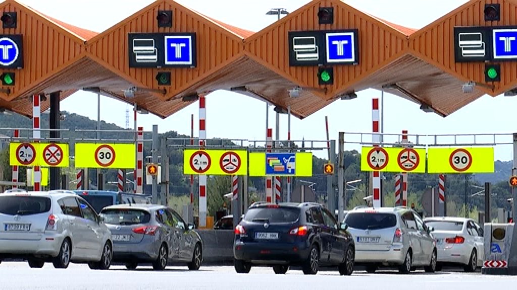 UnSrdeBarcelona's tweet photo. PEATGES.

Catalunya no pot continuar governant a cop d’emergència

La supressió dels peatges de les autopistes catalanes va ser, en el seu moment, una decisió molt popular. Després d’anys pagant per circular mentre altres territoris gaudien d’autovies gratuïtes, semblava que, finalment, s’acabava una injustícia.

Però hi havia una pregunta que gairebé ningú va voler respondre: qui pagaria, a partir d’aleshores, el manteniment d’aquestes infraestructures?

Els peatges no només servien per recaptar. També finançaven el manteniment, la conservació, la seguretat i, en part, la gestió del trànsit. Eliminar-los sense definir un model alternatiu era una decisió incompleta.

Han passat uns anys. L’AP-7 s’ha convertit en una infraestructura permanentment congestionada. El manteniment genera cada vegada més queixes. Les incidències augmenten. I ara, davant d’aquesta realitat, torna el debat sobre algun sistema de pagament: una vinyeta, una tarificació per ús o qualsevol altra fórmula.

No entro a valorar quina és la millor solució. El que em preocupa és una altra cosa.

El problema no és si hem de pagar o no per utilitzar les autopistes. El problema és que Catalunya continua prenent decisions estructurals sense haver pensat què vindrà després. Eliminem els peatges sense un model alternatiu. Després descobrim que falta finançament. I aleshores actuem per urgència, no perquè existeixi una estratègia compartida.

Aquesta manera de governar s’ha convertit en un patró. Anem apagant incendis (un altre dia us parlo de Les Gavarres). Sempre reaccionem quan el problema ja és evident. Mai no anticipem.

Catalunya necessita recuperar una cultura de la planificació. Les grans decisions requereixen estudis, consensos, calendaris i mecanismes de finançament estables. No poden dependre de la pressió mediàtica ni del càlcul electoral del moment.

Un país no es governa improvisant. Es governa pensant deu o vint anys per endavant.

Perquè el veritable problema de l’AP-7 no són els peatges.

El veritable problema és que fa massa temps que Catalunya navega sense ningú al timó.

Bon Diumenge a tothom.