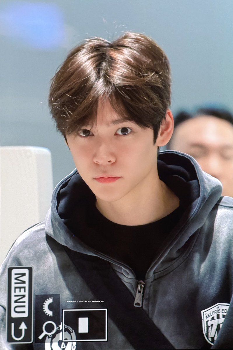 dolpeuS2's tweet photo. kfans commenting that he must be using that hair treatment well because his hair is looking healthy 😂 https://t.co/dJPlodJG5R
