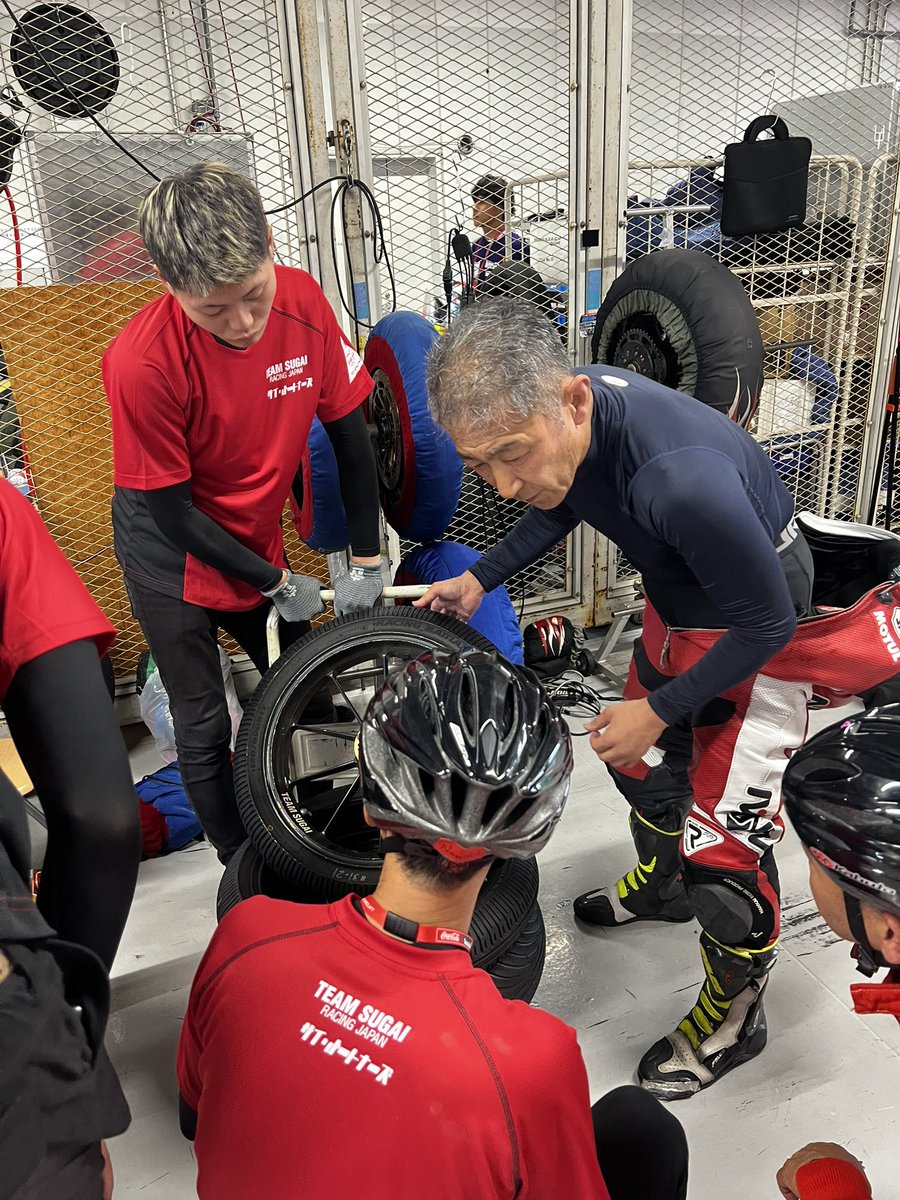team_sugai's tweet photo. 2026FIM世界耐久選手権第3戦″コカ・コーラ″鈴鹿8時間耐久ロードレース第47回大会　決勝

スタートから約3時間も走り続けたライダースガイ。
ヘロヘロで帰ってくるかと思いきや、元気にタイムとタイヤの確認をしていた。
そして次に確認したのは…

「髪型、大丈夫？」って…おーーーい‼️
@ジャーマネ https://t.co/tF1iDhEKhA