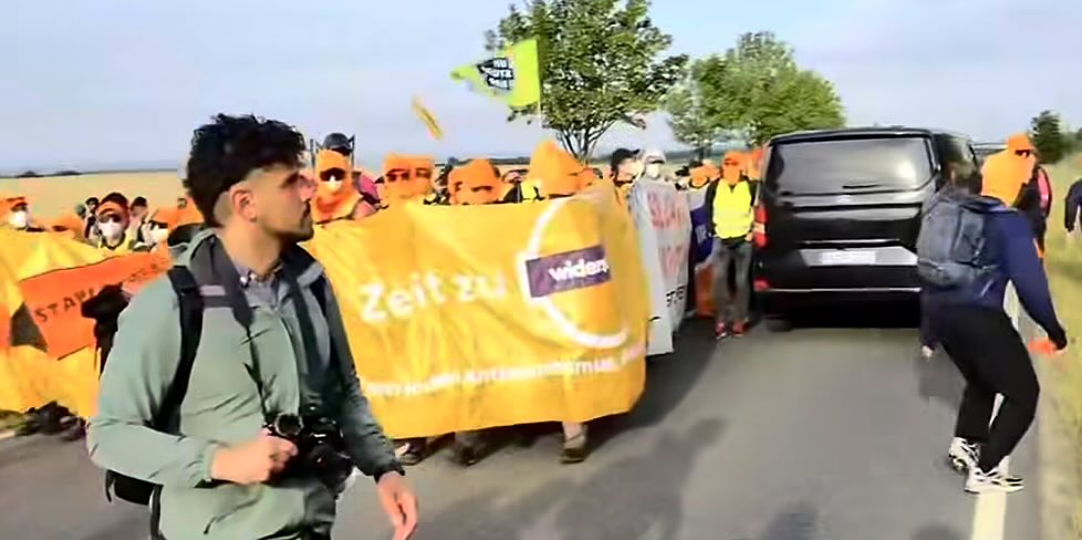 Donnie_Jonsen's tweet photo. Wie war das noch gleich mit dem „Vermummungsverbot“ bei Demos?
#Erfurt #antifa #afd #vermummungsverbot #polizei #jf #jungefreiheit https://t.co/swN92TgYYd