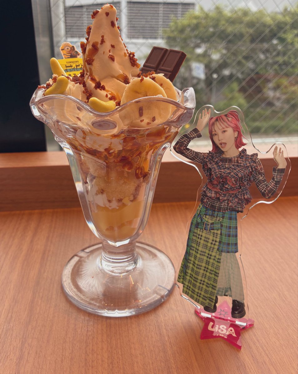 nanamako6's tweet photo. サンマルクカフェのミニオンコラボのパフェ美味しかった😋💕
可愛いLiSAちゃんも一緒に撮ってみました❤︎ https://t.co/1xIdBrWfuI