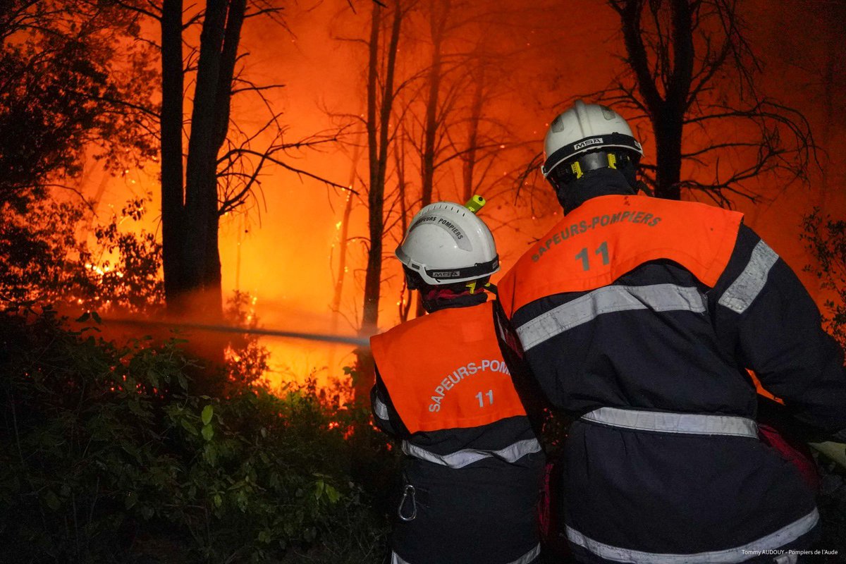 SDIS11OFFICIEL's tweet photo. 🌳🔥 Les Pompiers de l’Aude ont été confrontés à un incendie de forêt et de broussailles cette nuit, dans le massif de l’Alaric, à Capendu. Très rapidement, ce sont 240 soldats du feu et 60 véhicules qui ont lutté contre les flammes.
Le feu est désormais fixé. https://t.co/ryQFEqfXOW