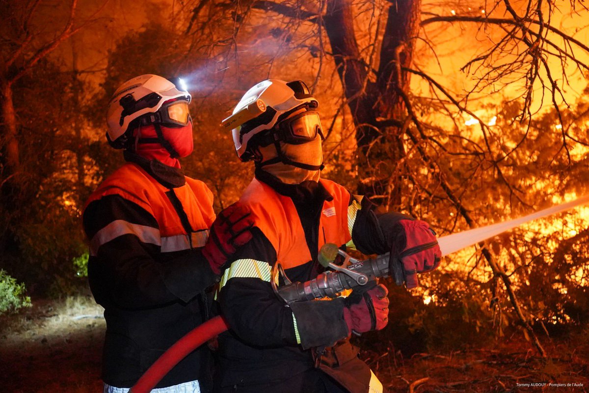 SDIS11OFFICIEL's tweet photo. 🌳🔥 Les Pompiers de l’Aude ont été confrontés à un incendie de forêt et de broussailles cette nuit, dans le massif de l’Alaric, à Capendu. Très rapidement, ce sont 240 soldats du feu et 60 véhicules qui ont lutté contre les flammes.
Le feu est désormais fixé. https://t.co/ryQFEqfXOW