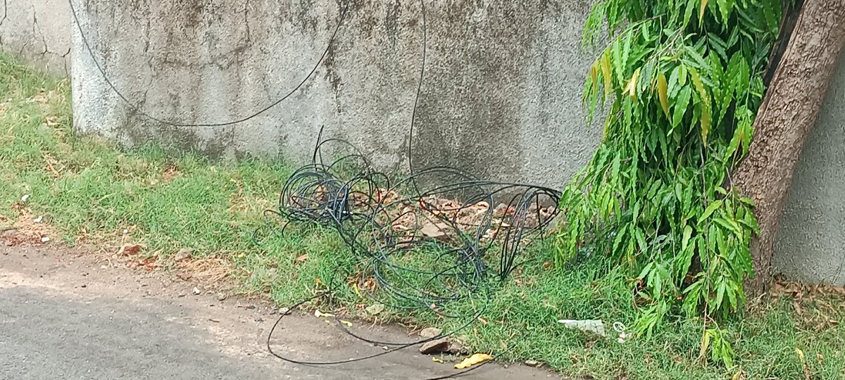 doshidevangv's tweet photo. Requesting @VadodaraMahan, @DoT_India, @TRAI, @Vadcitypolice, @CMOGuj, @sanghaviharsh, @GTPLHathwayLtd, @reliancejio to take proactive action before a preventable accident occurs.
#Vadodara #PublicSafety #DigitalInfrastructure #Telecom #smartcity https://t.co/rUExXZGSgn