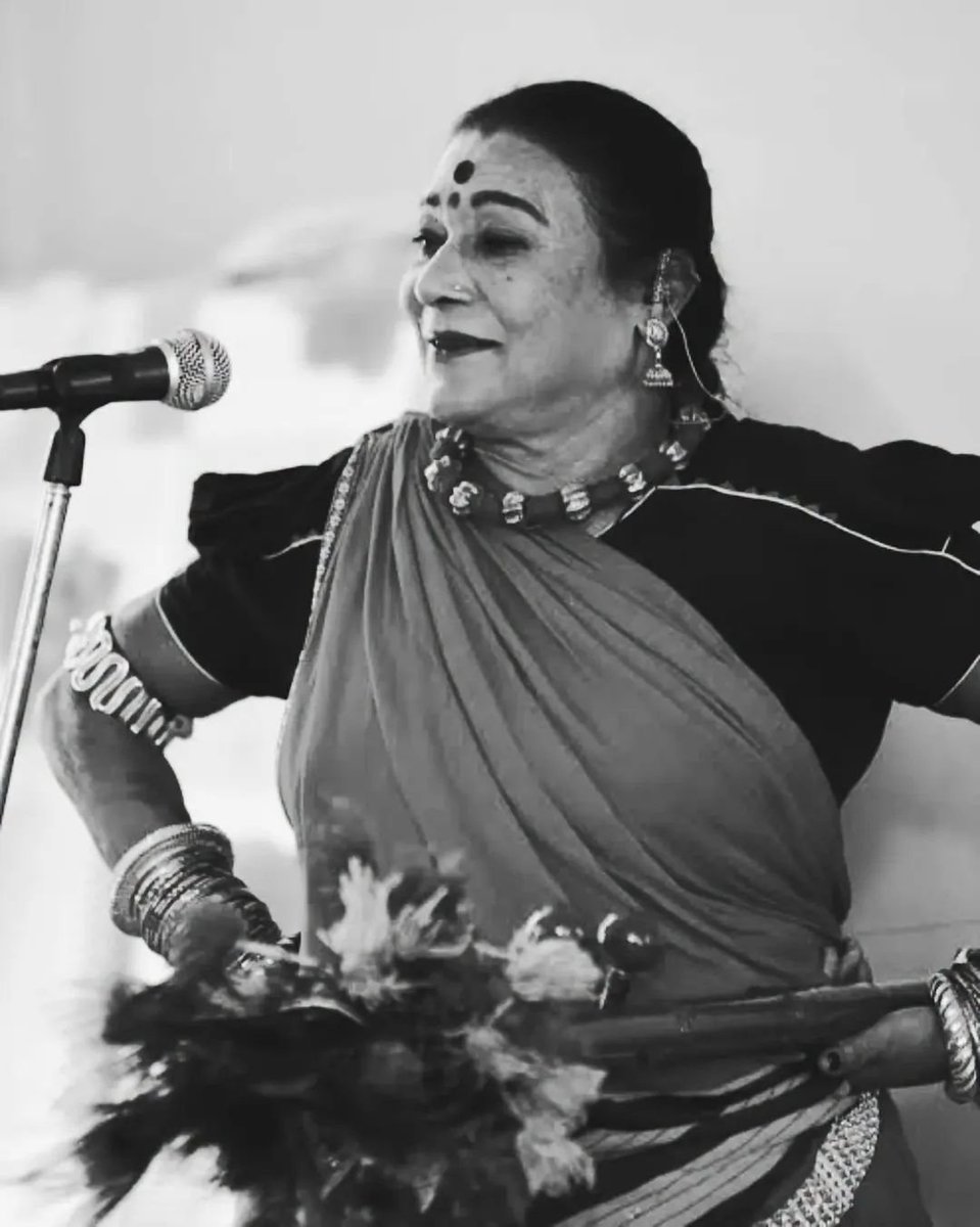 VirendraDubey_'s tweet photo. सिर्फ पंडवानी गायिका नहीं थीं... 

ब्रांड एंबेसडर थी "पंडवानी" की..
ब्रांड एंबसेडर थीं छोटे शहरों के महिला कलाकारों की..
ब्रांड एंबेसडर थीं हमारे "छत्तीसगढ़"
की..

शरीर शांत हुआ है पर उनके गाए पंडवानी गीत अमर हैं..!

सादर नमन दाई!!🙏💐

#तीजनबाई #Tijanbai https://t.co/PTEvgboz76