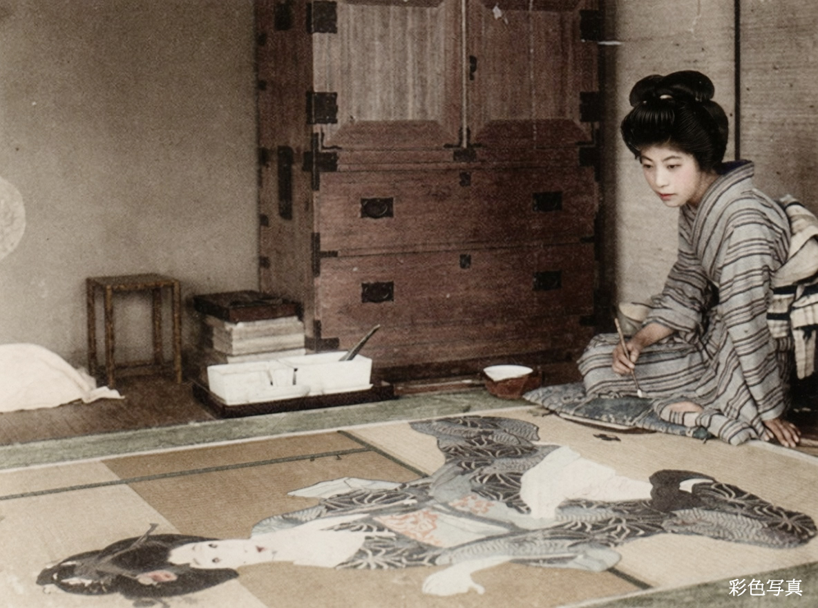 old_nippon's tweet photo. 絵筆をにぎる木谷千種。彼女の表作である「針供養」を制作しているところ。 https://t.co/PoEeK2Ye8z